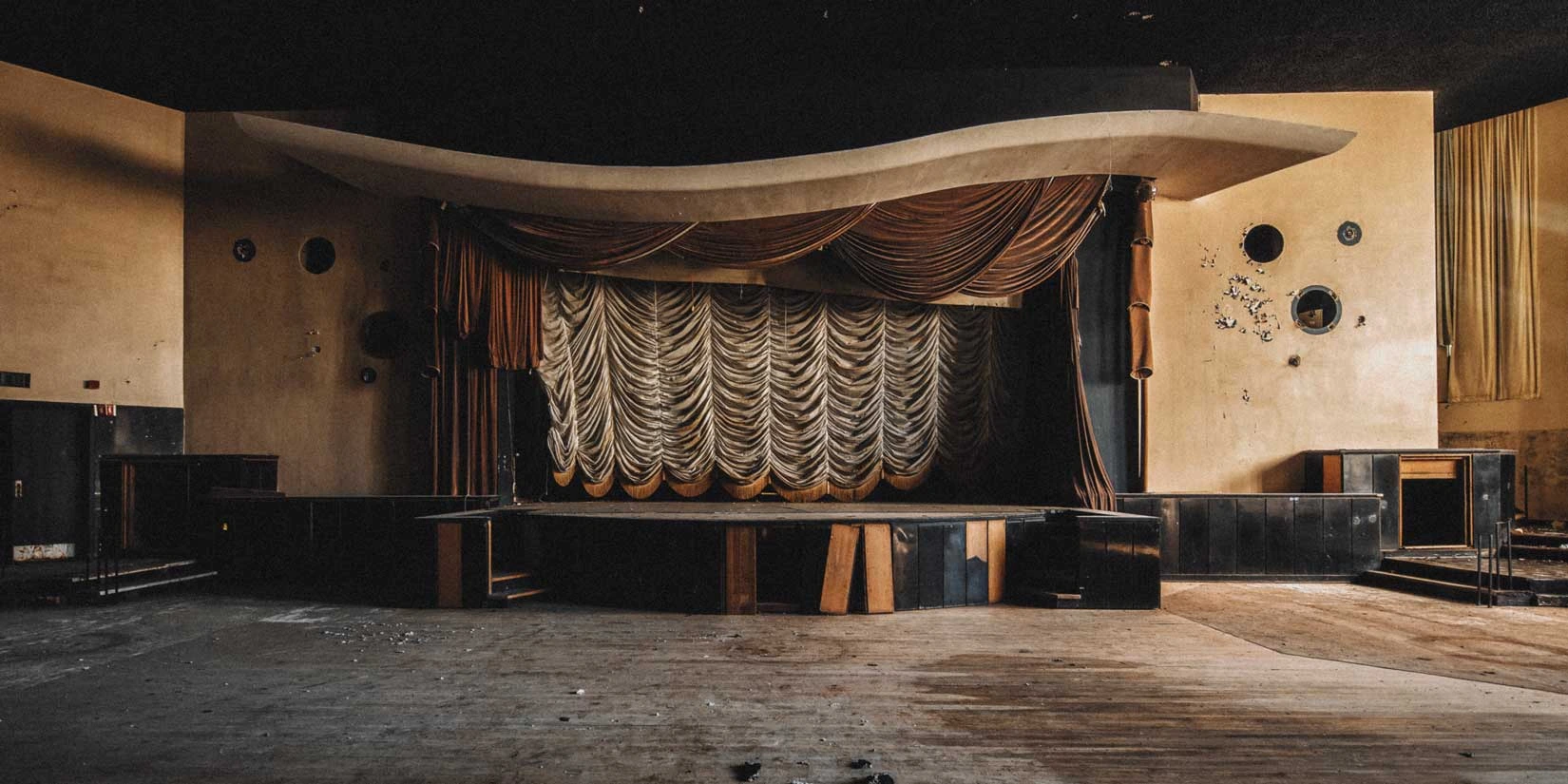 The Stardust Room inside the Nevele Grand Hotel